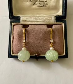 SUPERB VINTAGE GOLD-PLATED EARRINGS DECORATED WITH A REAL FINE WHITE PEARL, A NATURAL CARVED GREEN JADE. VERY BEAUTIFUL ORIGINAL AND ELEGANT JEWELRY, REMARKABLE FLORAL DESIGN. SPLENDID REAL FINE PEARL: 4 mm. MAGNIFICENT NATURAL GREEN JADE: 13 mm. VERY BEAUTIFUL HOOK ENRUSTED WITH WHITE STONES. LENGTH: 36mm. WEIGHT: 6.3 gr. IN VERY GOOD SHAPE. BOX NOT INCLUDED. Vintage Gold Pearl Earrings As Gift, Vintage Gold Pearl Earrings For Gift, Vintage Round Pearl Drop Jewelry, Vintage Round Pearl Earrings For Gift, Vintage Yellow Gold Drop Pearl Earrings, Vintage Gold Earrings For Celebration, Vintage Gold Celebration Earrings, Vintage Round Pearl Drop Earrings, Vintage Yellow Gold Pearl Earrings For Wedding