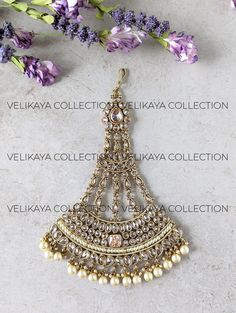 Large antique pasa or jhumar (side tikka) with sparkling clear champagne stones and antique gold polish. A must have hair accessory for any Indian Pakistani bride and guests alike. Length - 12 cm Width - 9 cm ----------- CARE ----------- - Store in airtight zip lock bags - Do not expose to moisture/water - Do not spray chemicals or perfumes on the jewelry Please feel free to contact us if you have any questions. *We sell high quality imitation jewelry only. All sales are final. Side Tikka, Pakistani Jewelry Bridal, Jewelry Pakistani, Asian Jewelry, Indian Jewellery Design, Bollywood Jewelry, Pakistani Jewelry, Hair Jewelry Wedding, Jewelry Bridal