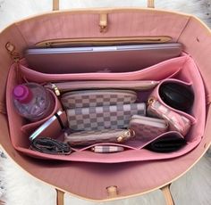 What's In My Purse, Kitty Items, Luxury Lifestyle Fashion, Inside My Bag, Glam Life, In My Purse, Purse Essentials, Handbag Essentials