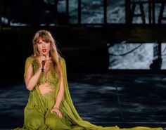 taylor swift performs on stage at the 2013 american music awards in los angeles, california