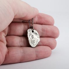 Cette Croix Gothique Pic de Guitare est faite dans mon atelier en argent sterling 925 (argent pur à 92.5%) martelé à la main.

J'ai utilisé une patine foncée pour faire ressortir les détails de la croix et lui donner l'aspect usé du temps.

Hauteur de la croix: 1 pouce (25 mm) Largeur: 3/4 pouce (20 mm)

Chaîne: choisissez votre longueur Artisan Hand Cast Sterling Silver Necklace, Handmade Dog Tag Jewelry Gift, Handmade Dog Tag Jewelry For Gifts, Sterling Silver Dog Tag Jewelry Gift, Sterling Silver Dog Tag Jewelry For Gift, Handmade Metal Dog Tag Necklace, Hand Forged Stainless Steel Jewelry As Gift, Hand Forged Stainless Steel Jewelry For Gifts, Hand Cast Oval Pendant Jewelry Gift