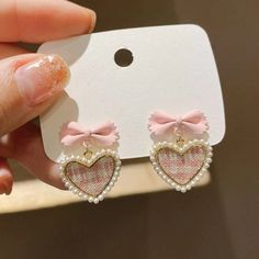 Material : Metal Design: Heart Decoration: Ribbon and little imitation pearls Style : Coquette Aesthetic Hearts Earrings, Pink Heart Earrings, Korean Earrings, Estilo Boho Chic, Pearl Heart, Pink Fits, Bracelet Charms, Heart Shaped Earrings, Heart Drop Earrings