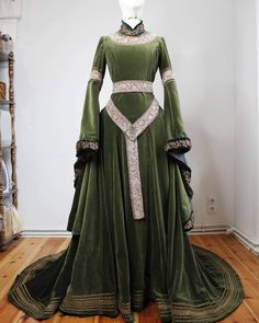 Lady Of The Lake, Fair Outfits, Fantasy Gowns, Fairytale Dress, Velvet Curtains, Fantasy Dress