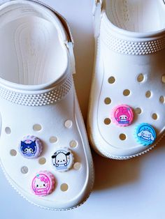 Charm pour chaussures Crocs en résine Ils sont super mignons et tellement agréables à mélanger et à assortir ! Longueur : 0,9 pouce Largeur : 0,9 pouce Nous expédions du Texas via USPS. Le suivi est inclus avec toutes les commandes. N'oubliez pas de nous ajouter dans vos favoris, nous ajoutons des articles tous les jours. Charm Crocs, Crocs Shoe, Crocs Jibbitz, Resin Charms, Shoe Clips, Crocs Shoes, Shoe Charms, Mix Match, Small Gifts