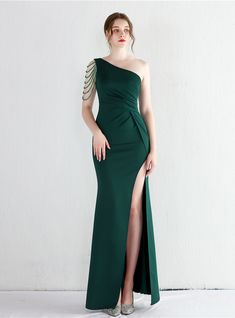 The stretch taffeta of this fit as well as flare gown display all your contours. Wedding Dress Fishtail, Fishtail Dress, Gala Dinner, Split Maxi Dress, Split Dress, Celebrity Dresses, Evening Dresses Prom, Skirt Length