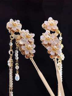 Product Name: Ming Dynasty Tassels Handmade Hanfu Hairpin Material: Gold-plated copper alloy, Czech floral carvings, Czech water droplets, white shell flowers, agate pearls, etc. Detailed Size: Flower face size approx. 3x6cm. Tassel length approx. 17cm. Usable length of hairpin approx. 12.3cm. Note: This hairpin is still solidly crafted, but please handle it gently. When wearing, hold the hairpin shaft instead of the floral part or the connection point. Tassels Handmade, Chinese Hairpin, Shell Flowers, Flower Face, Ming Dynasty, Water Droplets, Hanfu, Hair Pins, Tassels