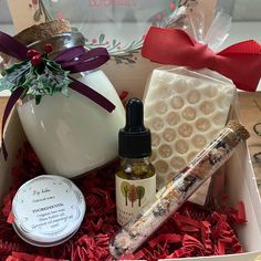 Enjoy These Beautiful Christmas Set!! Handcrafted With !! This Set Comes With: A Christmas Scent Candle, Honey Bar Soap, Body Oil, Bath Salts And Organic Lip Balm. Candle Made With Organic Soy Wax. Honey Bar, Christmas Scent, Scent Candle, Christmas Scented Candles, Organic Lip Balm, Christmas Scents, Christmas Set, Teeth Whitening Kit, Warm Christmas