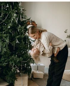 Thanksgiving Family Aesthetic, Editorial Christmas Photoshoot Family, Home Christmas Family Photoshoot, Christmas Family Studio Photoshoot, Minimalist Christmas Photoshoot, Outdoor Family Christmas Photos, At Home Christmas Photoshoot Family, Christmas Studio Photoshoot, Boho Family Photos