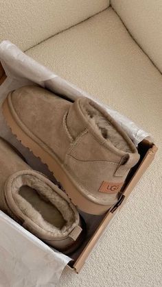 Ultra Mini Uggs, Cute Uggs, Stile Blair Waldorf, Ugg Ultra Mini, Dr Shoes, Ugg Mini, Shoe Wishlist, Uggs Outfit, Shoe Inspo