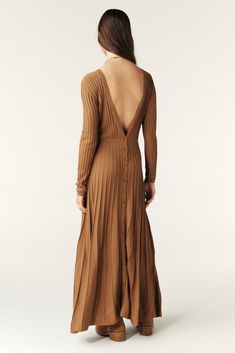 - Midaxi dress- Slim-fitting top- Flared and flowing skirt- Long, slim-fitting sleeves- Round neckline- Plunging V-neckline in back- Buttoned in back- Vertical pleated style knit- Cuffs and collar in fancy knit- Blend of viscose and wool Georgia May Jagger, Neck Deep, Midaxi Dress, Denim T Shirt, Dress Fitted, Skirt Long, Flowing Skirt, Jumper Shirt, Bustiers