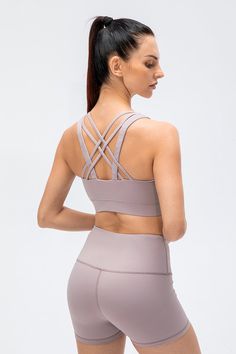 Superkomfortabel - Sports-BHen er laget av 4-veis stretch, fukttransporterende og hurtigtørkende stoff. 77 % nylon og 23 % spandex, som gjør stoffet elastisk og pustende, holder deg kjølig, komfortabel og tørr under trening.

Medium støtte - BH-en bruker stropper på kryss og tvers og elastisk bredbåndskant kan redusere skuldertrykket og gi støtte til bysten din. Det passer best for idretter med lav og medium effekt.

Avtakbare puter - Denne BH innebygde avtagbare puten for praktisk justering.

H Activewear With Built-in Bra For Gym, Crisscross Design, Solid Sports Bra With Built-in Padding And 4-way Stretch, Workout Sports Bra With Built-in Padding And 4-way Stretch, Nylon Sports Bra With Built-in Padding For Light Exercise, Functional Activewear With Built-in Bra And Cross Back, High Stretch Cross Back Sports Bra With Built-in Padding, Nylon Sports Bra With Built-in Padding And Cross Back, Supportive Cross Back Sports Bra With Built-in Padding, Crisscross Sports Bra With Built-in Bra