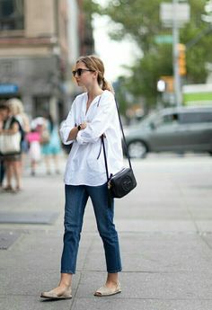 Shirt And Jeans Outfit, White Shirt Outfits, Street Outfits, Summer Street, Mode Casual, School Looks, Shopping Advice, Simple Chic