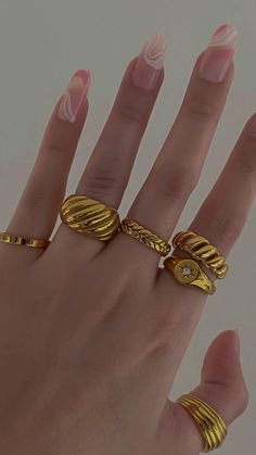 Wedding Jewellry, Top Engagement Rings, Rings Inspiration, Queen Rings, Gold Jewels Design, Huggie Earrings Silver, Gold Rings Simple