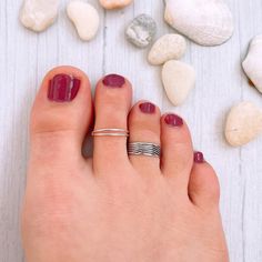 Oxidized Sterling Silver 925 Adjustable Wave Toe Ring, Unisex Open Toe Ring, Wide Midi Ring, Summer Knuckle Ring, Pinky Ring, Foot Jewelry - Etsy Spain Minimalist Toe Ring Jewelry For Beach, Trendy Adjustable Midi Rings For Summer, Adjustable Midi Rings For Summer, Adjustable Dainty Toe Rings, Summer Beach Midi Rings, Dainty Adjustable Tiny Toe Rings, Summer Toe Ring Jewelry As A Gift, Summer Toe Ring Jewelry Gift, Minimalist Midi Rings For Summer Gift