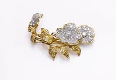 Gold Diamond Flower Brooch. Diamond Flower Brooch For Formal Occasions, Formal Diamond Flower Brooch, Elegant Diamond Flower Brooch, Elegant Diamond Flower Brooches, Exquisite Yellow Gold Diamond Brooches, Elegant Yellow Gold Diamond Brooches, Exquisite Diamond Brooches In Yellow Gold, Diamond Flower Brooch, Gala Events