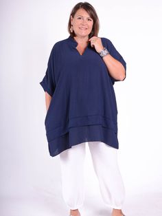 The Lagenlook Tunic Top with pockets is a stylish, loose-fitting top made from a lightweight and breathable fabric. It has a relaxed silhouette and includes convenient pockets for added functionality. Bust - 62 inches (157 cm) Hips - 62 inches (157 cm) Length - 33 inches (84 cm) 50% viscose 25% nylon 20% polyester 5% elastane