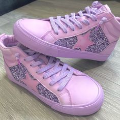 These Shoes Are Perfect For Spring And Summer!Would Look Soo Good With Some Cute Denim Shorts Or Jeans Too Sneakers Are New In Box / Size 6.5 Color Is Purple But In Real Life It Looks More Of A Mixture Of Pink And Purple. Laces Are Light Purple In Color. Has Glitter With A Star On Each Shoe. Glitter On Both Sides Of The Sneakers. “. Vintage Havana” Stamped On The Tongue Of The Shoes. Comes With Extra Laces In Light Purple Too Slip On Styling 1-Inch Sole Distressed Outsole Fits True To Size Sku: Low-top Leather Sneakers With Glitter Accents, Casual Leather Sneakers With Glitter Accents, Leather Sneakers With Glitter Accents And Round Toe, Trendy Custom Sneakers With Speckled Midsole, Sporty Glitter Sneakers With Round Toe, Sporty High-top Glitter Sneakers, Sporty Glitter High-top Sneakers With Round Toe, Glitter Lace-up Sneakers With White Sole, Pink Glitter High-top Sneakers