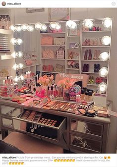 Luxury Makeup Vanity, Vanity Room Decor, Pixie Makeup, Room Organisation, Makeup Drawer Organization, Makeup Room Decor, Romantic Room, Vanity Room