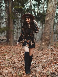 Hipster Women Fashion, Wiccan Crown, Gothic Bohemian, Witchy Outfits, Forest Style, Look Rock, Witch Fashion, Witchy Fashion, Witch Outfit