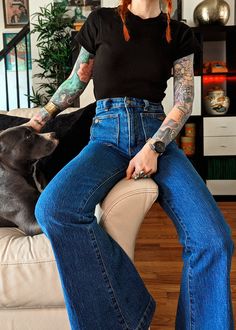 Rolla's Classic Black Linen / Cotton Shrunken Tee - styled with the Rolla's Charlotte Blue Denim Flares Styling Patterned Pants, Retro Denim Outfits, Daisy Lowe Style, Black Blue Outfit, Blue Black Outfit, Edgy Classic Style, Denim Pants Outfit, 70s Inspired Fashion, Vintage Details