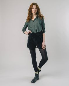 Whether in the fall with tights or in the summer with a T-shirt, these velvety soft shorts in suede look are incredibly versatile! Thanks to the high waistband and the belt, it is a timeless essential for every day. Made from organic cotton and fairly produced in Portugal. Athleisure Trend, Belted Shorts, Shirt Store, Fabric Belt, Polka Dot Blouse, Shorts With Tights, Soft Shorts, Dresses Uk, Green Blouse