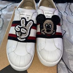 Moa Disney Mickey’s Kool:Peace Two Fingered Beaded Decalit’s S Little Dye On The Rim. Usa Shoes, Disney Mickey, Womens Shoes Sneakers, White Black, White And Black, Shoes Sneakers, Dye, Black White, Women Shoes