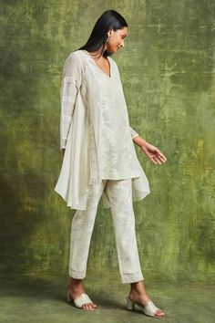 Buy Off White Banarasi Handwoven Jacquard Mulmul Shaffan Kurta And Pant Set For Women by Sue Mue Online at Aza Fashions. Elegant Pant Set With Chikankari Embroidery For Diwali, Elegant Chanderi Pant Set With Chikankari Embroidery, Elegant Chanderi Pant Set For Eid, Elegant White Pant Set With Resham Embroidery, White Chikankari Embroidered Pant Set For Wedding, White Anarkali Pant Set, White Pant Set With Chikankari Embroidery For Wedding, Elegant White Embroidered Pant Set, White Linen Straight Kurta Set