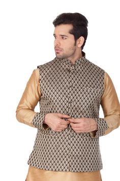 Vastramay brings to you this Stylish yet Comfortable Men Black and Gold Men Banarasi Brocade Woven Jaquard Modi Jacket. Adorn it for a perfect Classy and Trendy look. Pair it with a juti or a mojari for the Royal look. Product Features : Top Color: Black Top Fabric: Art Silk Blend Lining Material: Cotton Satin Product Type: Banarasi Brocade Nehru Modi Jacket Hemline: Straight Fabric Purity: Blended Weave Pattern: Jacquard Placket: Button Placket Collar: Mandarin Collar Sleeves: Sleeveless Mens Indian Wear, Celebrity Gowns, Waistcoat Men, Nehru Jacket, Nehru Jackets, Types Of Jackets, Fashion Suits For Men, Kids Styles, Brown Silk