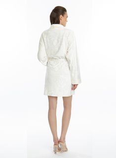 Wrap yourself in pure Bliss with our Angel White Short Robe. This luxurious robe is adorned with soft, angelic flower swirls and made of absorbent microfiber, making you feel like a true angel. Experience the ultimate comfort and indulgence with our Bliss robe. One size Short bath/lounge Robe Shawl collar 2 bottom side pockets Sewn in belt Made of soft and absorbent microfiber Machine wash cool Tumble-dry low Elegant White Robe For Relaxation, Elegant White Sleepwear For Relaxation, Feminine Cream Robe For Loungewear, Lounge Robes, White Short, Shawl Collar, Feel Like, White Shorts, Shawl