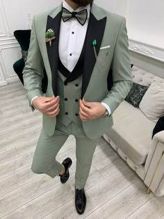 Best Wedding Suits For Men, Green Suit Men, Peak Lapel Tuxedo, Green Tuxedo, Costume Vert, Prom Men, Best Wedding Suits, Green Wedding Suit, Tuxedo Colors