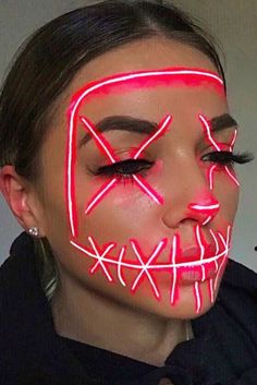 Face Make Up For Halloween Easy, Easy Halloween Women Costumes, Make Up Ideas Halloween Easy Diy, Halloween Easy Makeup Looks, Holween Makeup Ideas, Best Halloween Makeup Looks, Easy Makeup Ideas Halloween, Skeleton Makeup Colorful, Purgecostume Halloween Girl Makeup