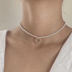 Korean Luxury Simulated Pearls Choker Necklace Delicate Zircon Hollow Heart Pendant Necklaces for قلادات متدلية, Jewelry Necklace Simple, Flipagram Instagram, Sweet Jewelry, Jewelry Accessories Ideas, Classy Jewelry, Faux Pearl Necklace, Beaded Accessories, Delicate Jewelry