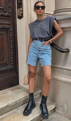 10 maneiras de usar bermudinha no look básico - Guita Moda Look Short Jeans, Denim Shorts Outfit Summer, Bermuda Shorts Outfit, Chic Jean Outfits, Jean Short Outfits, Denim Shorts Outfit, Look Jean, Chic Jeans, Shorts Outfits Women