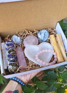 Self love Crystal Box Selenite Heart Dish White Sage Rose quartz Palo Santo Trancas Cluster Crystals Self Love Box Gift Spiritual Box Ideas, Diy Spiritual Gifts, Crystal Gifts Ideas, Gifts For Crystal Lovers, Spiritual Gift Ideas, Crystal Packaging, Cluster Crystals, Crystal Business, Meditation Room Decor