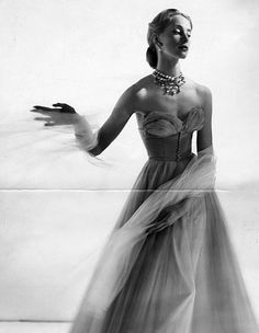 Beautiful tulle strapless evening gown, photo by Cecil Beaton, 1940s Strapless Evening Gowns, English Fashion, Cecil Beaton, Paris Mode, Vintage Couture, Vintage Glam