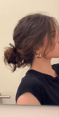 Messy Bun Hairstyles, Hair Stylies, Hairstyles For School, Aesthetic Hair, Hairstyles Haircuts, Messy Hairstyles, Hair Day, Bun Hairstyles, Pretty Hairstyles