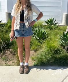 Summer Fits For Mid Size Women, Outfit Inspo Photos, Outfit Inspo Warm Weather, Thrifted Summer Fits, Vintage Summer Fits, Folk Concert Outfit Summer, Indie Spring Outfits, Small Town Outfits, Cute Walking Outfits