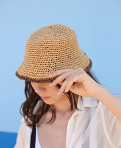 Looking for a hat to complement your style on hot summer days? This handmade raffia hat is for you! It offers a comfortable use thanks to its breathable beige raffia material. It is suitable for use both on the beach and in the city with its design in the style of a straw beach hat. This expertly crafted hat is handcrafted and crafted using sustainable materials. Express your style on your summer adventures with this comfortable, stylish and environmentally friendly hat. Handwoven Beige Brimmed Bucket Hat, Bohemian Straw Bucket Hat For Outdoor, Casual Straw Bucket Hat For Warm Weather, Lightweight Natural Bucket Hat For Warm Weather, Bucket Hat In Toquilla Straw For Warm Weather, Toquilla Straw Bucket Hat For Warm Weather, Beachy Bucket Hat In Natural Color For Warm Weather, Natural Bucket Hat For Vacation, Adjustable Handwoven Bucket Hat With Short Brim