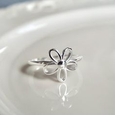 size: US6 material: sterling silver adjustable for up to 2 ring sizes #silver #handmade #rings #stack #waterproof Rings Stack, Big Daisy, Silver Flower Ring, Daisy Ring, Chunky Rings, Handmade Rings, Sterling Silver Flowers, Ring Sizes, Trendy Accessories