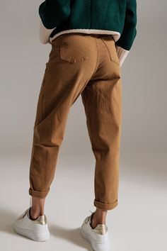 Mejora tu guardarropa con nuestros pantalones holgados y relajados en un tono camel atemporal. Un guiño a la próxima temporada de otoño, estos pantalones no solo son cómodos sino que seguramente marcarán una declaración de estilo. Confeccionados con una mezcla de 98 % algodón y 2 % elastano, estos pantalones ofrecen la combinación perfecta de suavidad y elasticidad para comodidad durante todo el día.

 El exclusivo detalle del bolsillo en el lado derecho, completo con un elegante botón, disting Relaxed Pants, Unique Pockets, Types Of Jeans, Relax Pants, Casual Tee, Estilo Casual, Pocket Detail, Ankle Length, Stretch Denim