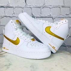 Nike Air Force 1 High Women’s White & Gold Sneakers Size 5 Dd9624-103 2.23 Color: White & Gold Size 5 New No Box 100% Authentic *Manufactured Defect: No Straps Please Review All Photos And Ask Questions Before Purchasing. Thank You, Gold Shoes Sneakers, White And Gold Sneakers, Nike Air Force 1 High, Air Force 1 High, Gold Sneakers, Gold Shoes, Nike Air Force 1, White Nikes, Air Force 1