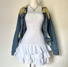 pretty lacy white dress with denim jacket White Dress With Denim Jacket, Dress With Denim Jacket, 일본 패션, 2000s Outfits, Looks Black, Fashion Fits