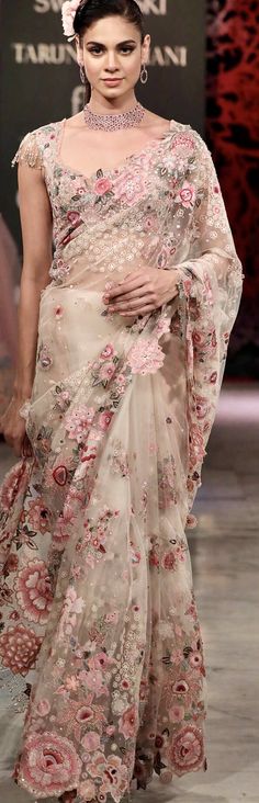 Tarun Tahiliani Blouse, Indian Designer Suits Party Wear, Bengali Clothes, Stylist Saree, Tarun Tahiliani Lehenga, Sari Ideas, Gara Embroidery