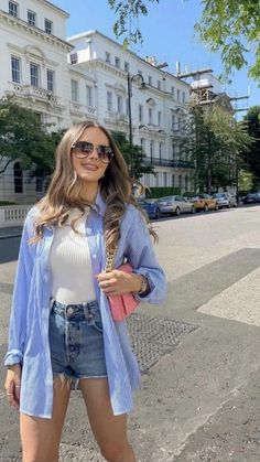 Ootd Ideas Spring 2023, Spring Summer Fashion Trends 2024, Short Sleeve Summer Outfits, Spring Outfits Shorts, Summer Essentials Clothes, Outfits Calor, Miami Looks, Blue Striped Shirt Outfit, Outfits Primavera