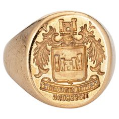 Signet Rings Women Vintage, Frame With Wreath, Family Crest Rings, Signet Rings Women, Family Rings, Gold Signet Ring, Yellow Gold Jewelry, Art Deco Era, Family Crest