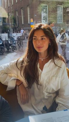 Scandinavian Street Style Women, Chill Sunday Aesthetic, Long Brunette Hair Aesthetic, Mid To Long Length Hair, Face Poses For Pictures Instagram, Classy Outfits 2023, Brunette Outfits Aesthetic, Celeb Coachella Outfits, Ootd Picture Ideas