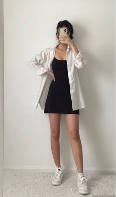 Aesthetic Closet, Outfit Black And White, Black And White Outfit, Capsule Closet, Black White Outfit, Casual College Outfits, Korean Casual Outfits, Elegante Casual, White Outfit