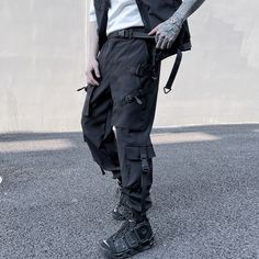 Ingrese al reino de la moda de vanguardia con los Urban Techwear Pants Functional . Diseñados para quienes viven en la intersección entre estilo y funcionalidad, estos pantalones redefinen sin esfuerzo la moda urbana.

 La esencia de la elegancia urbana

 Confeccionados con un guiño al estilo Safari , su diseño de múltiples bolsillos rinde homenaje a la estética militar táctica y al mismo tiempo atiende a la utilidad urbana. El tejido de poliéster promete durabilidad y comodidad, lo que garanti Punk Wide Leg Cargo Pants For Streetwear, Techwear Harem Pants With Pockets For Streetwear, Techwear Style Harem Pants For Streetwear With Pockets, Black Cargo Pocket Harem Pants For Streetwear, Black Harem Pants With Cargo Pockets For Streetwear, Fitted Hip Hop Cargo Pants, Baggy Black Cyberpunk Bottoms, Cyberpunk Style Baggy Black Bottoms, Fitted Techwear Pants For Outdoor