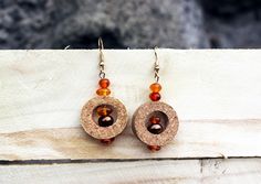 Handmade earrings, using cork caps embellished with stones and materials to make them even more original and sought after Cork Earrings, Handmade Earrings, Jewelry Earrings Dangle, Cork, Etsy Earrings, Etsy Accessories, Dangle Drop Earrings, Dangle Earrings, Jewelry Earrings