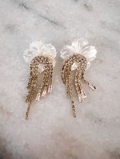 Make an elegant statement with the Gatsby Peony Drops! Balanced and beautiful mix of mother of Pearl flower and different size crystals that create the tassel look! Pearl Flower, Atlanta Ga, Gatsby, Peonies, Mother Of Pearl, Tassels, Atlanta, Jewelry Earrings, Crystals